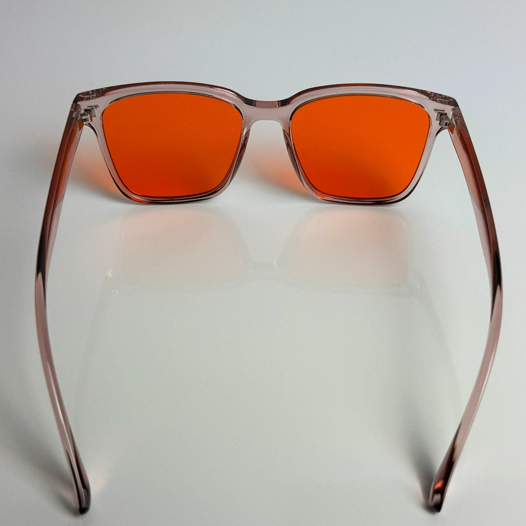 Blaulichtfilterbrille Cerulevo Modell Seruce rose mit orangenen Gläsern hinten