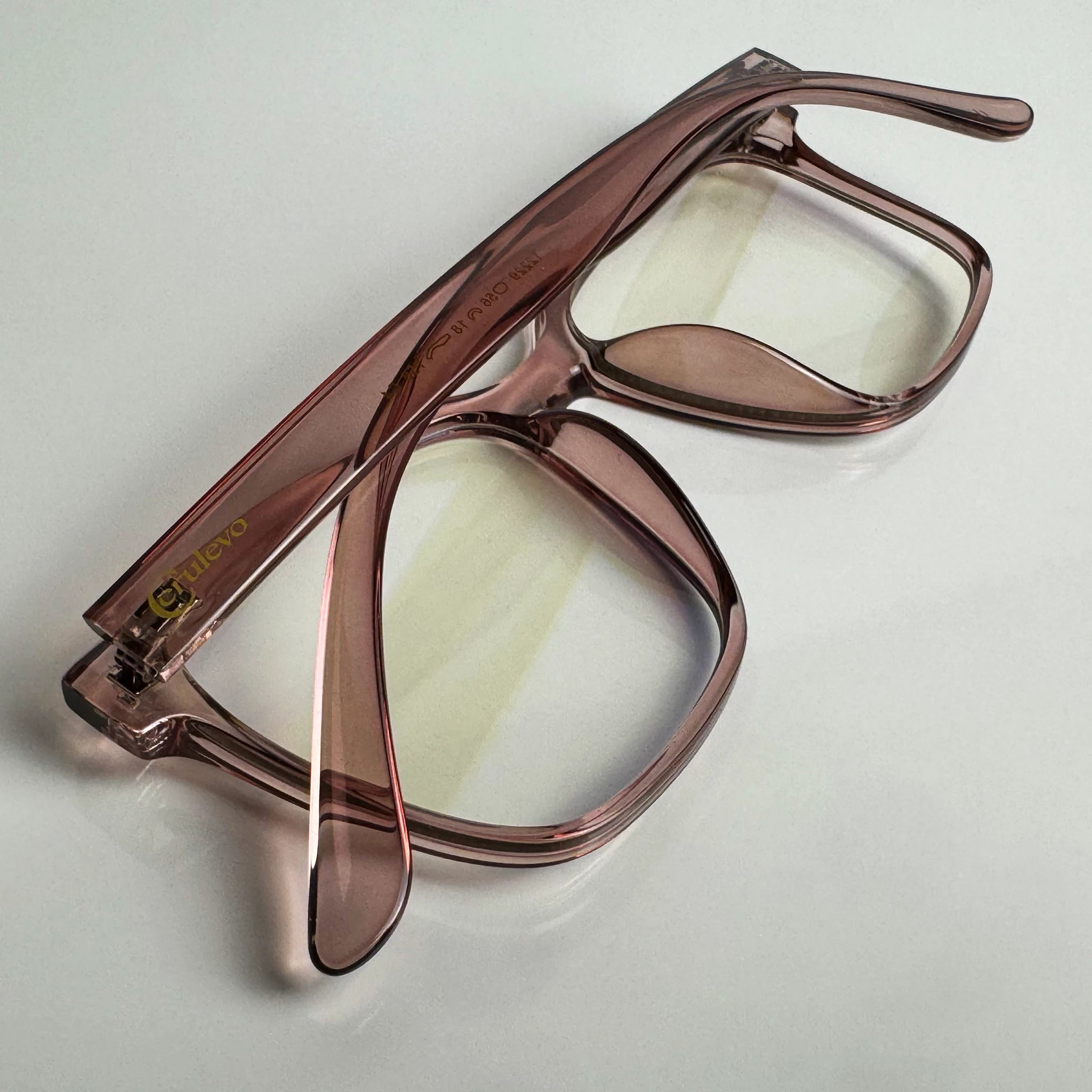 Blaulichtfilterbrille Cerulevo Modell Seruce rose mit transparenten Gläsern hinten gefaltet
