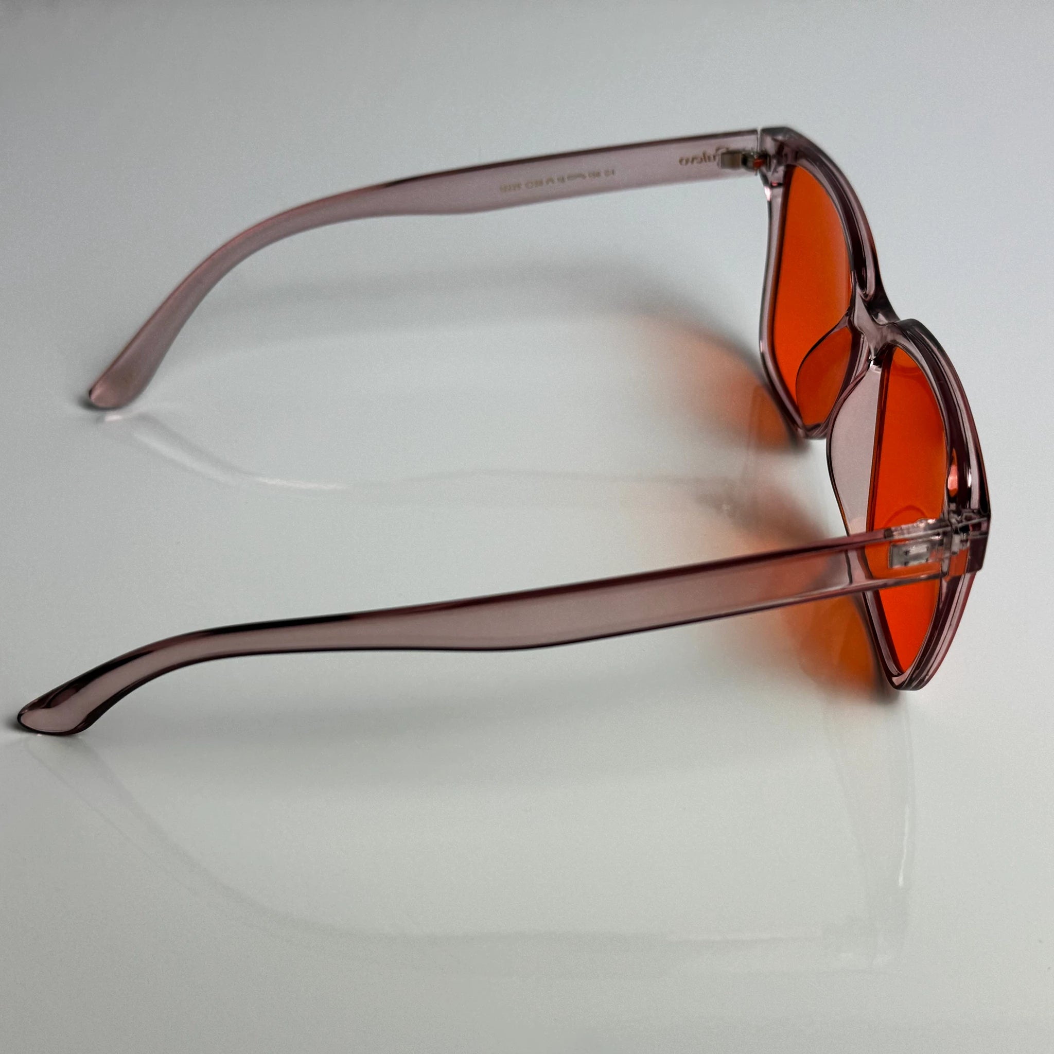 Blaulichtfilterbrille Cerulevo Modell Seruce rose mit orangenen Gläsern rechte Seite