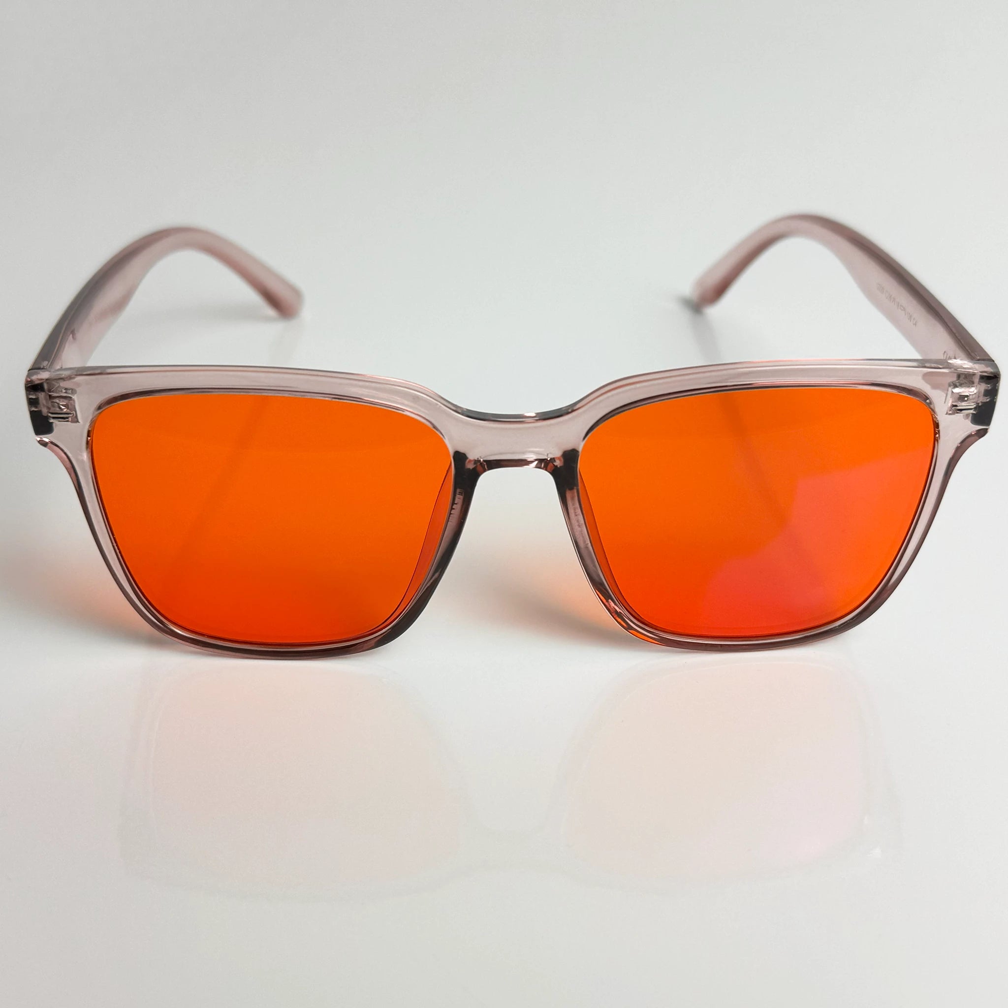 Blaulichtfilterbrille Cerulevo Modell Seruce rose mit orangenen Gläsern Winkel