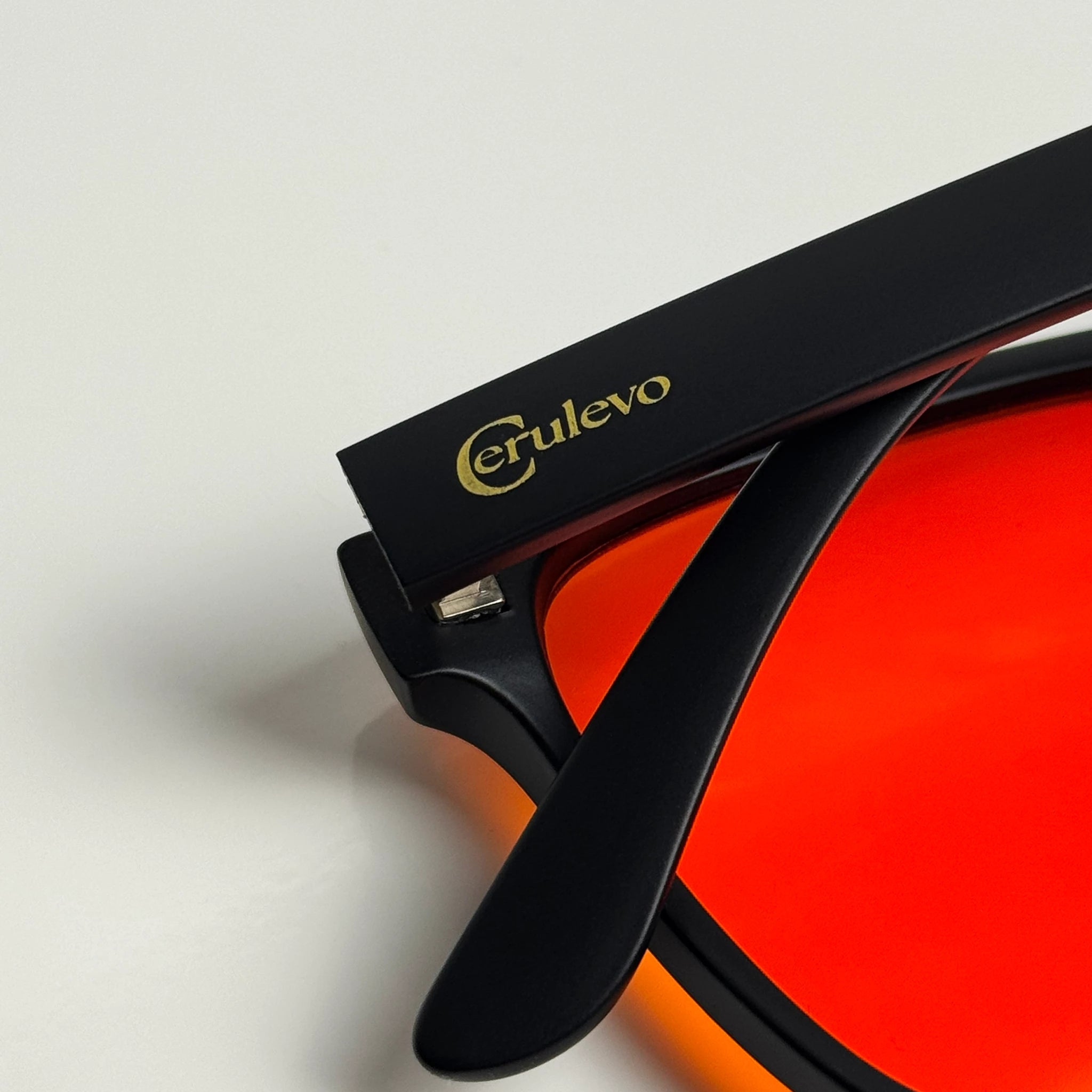 Blaulichtfilterbrille Cerulevo Modell Seruce schwarz mit orangenen Gläsern detail