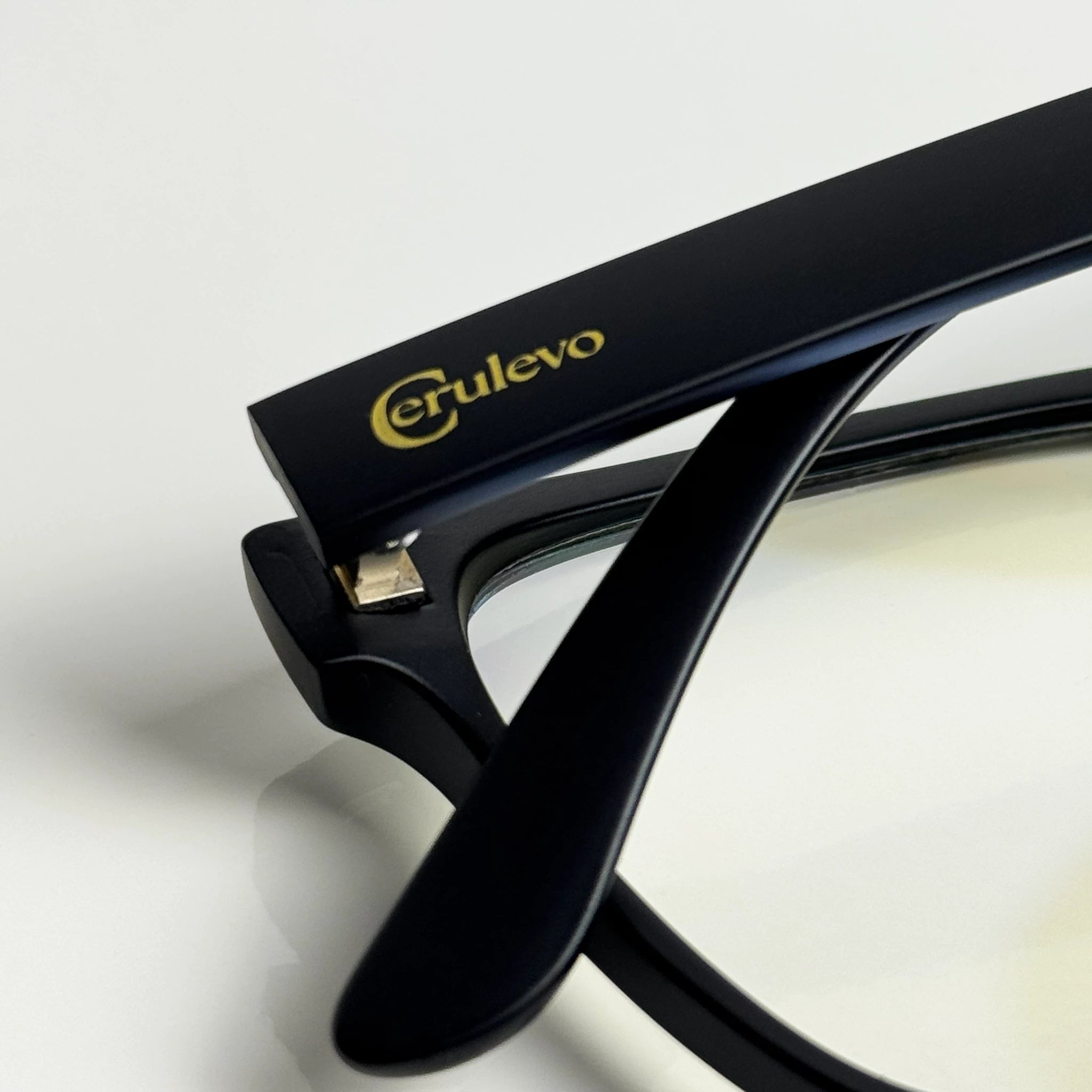 Blaulichtfilterbrille Cerulevo Modell Seruce schwarz mit transparenten Gläsern detail