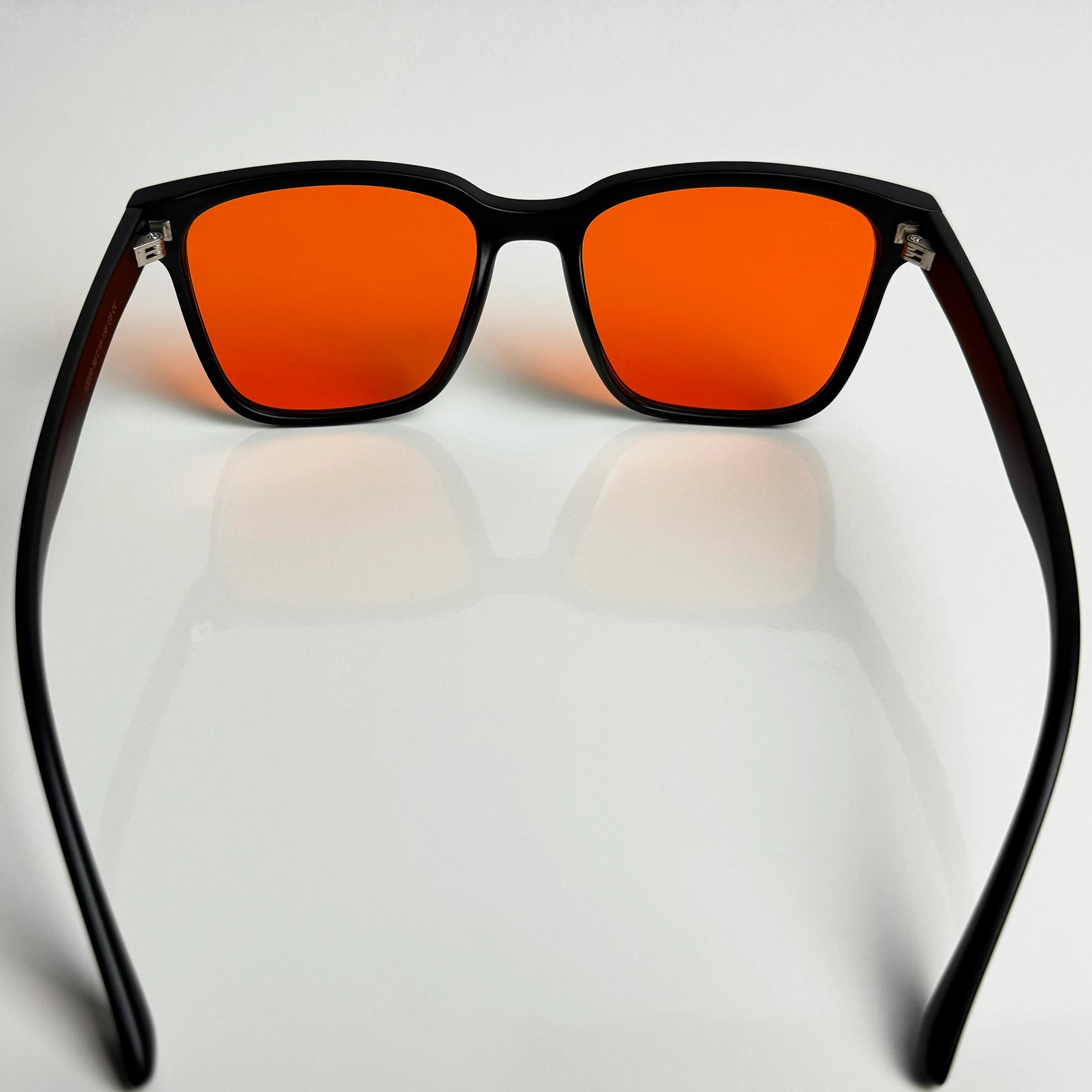 Blaulichtfilterbrille Cerulevo Modell Seruce schwarz mit orangenen Gläsern hinten