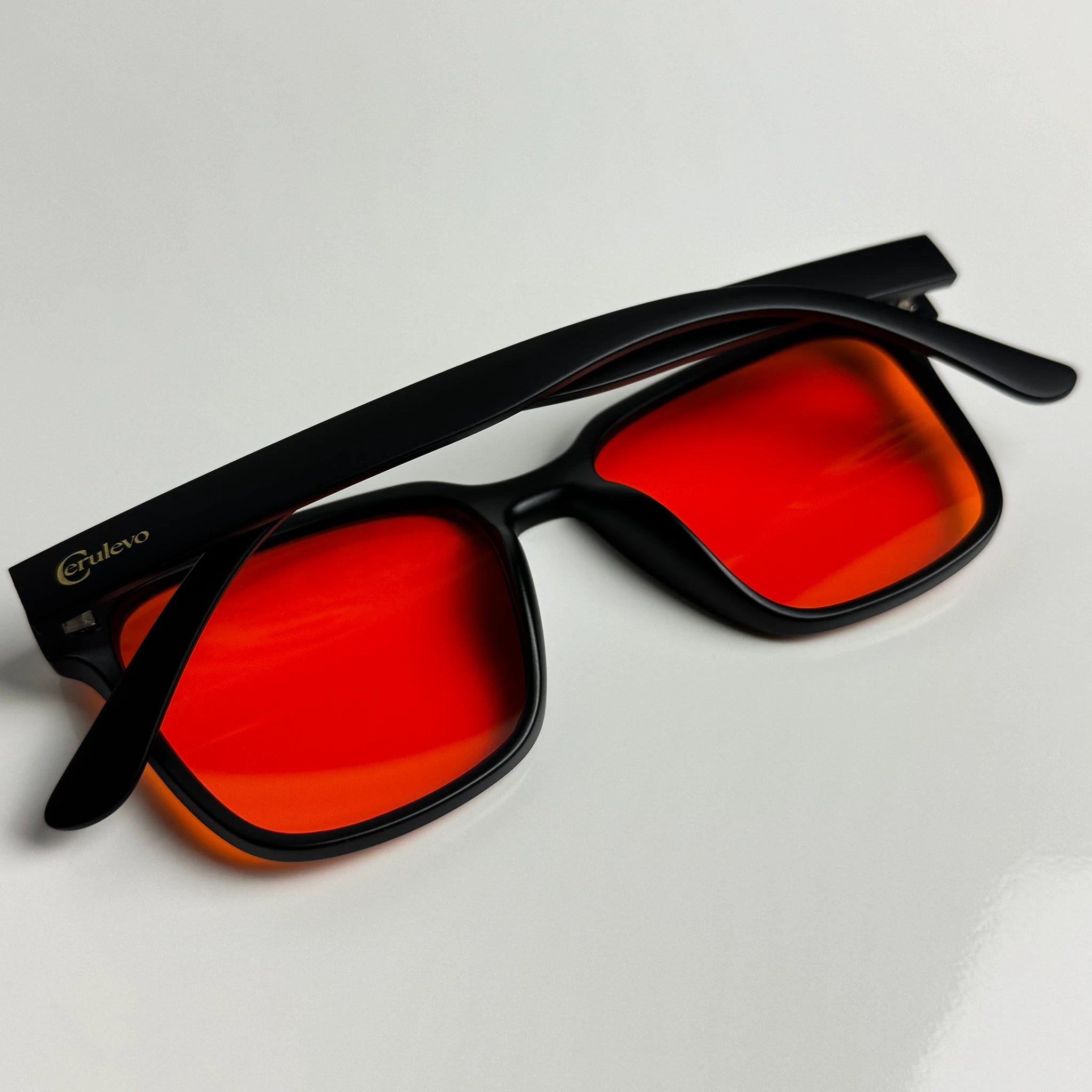 Blaulichtfilterbrille Cerulevo Modell Seruce schwarz mit orangenen Gläsern hinten gefaltet