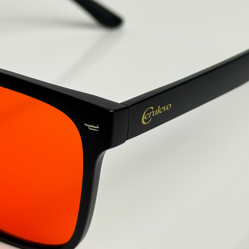 Blaulichtfilterbrille Cerulevo Modell Seruce schwarz mit orangenen Gläsern Logo Detail