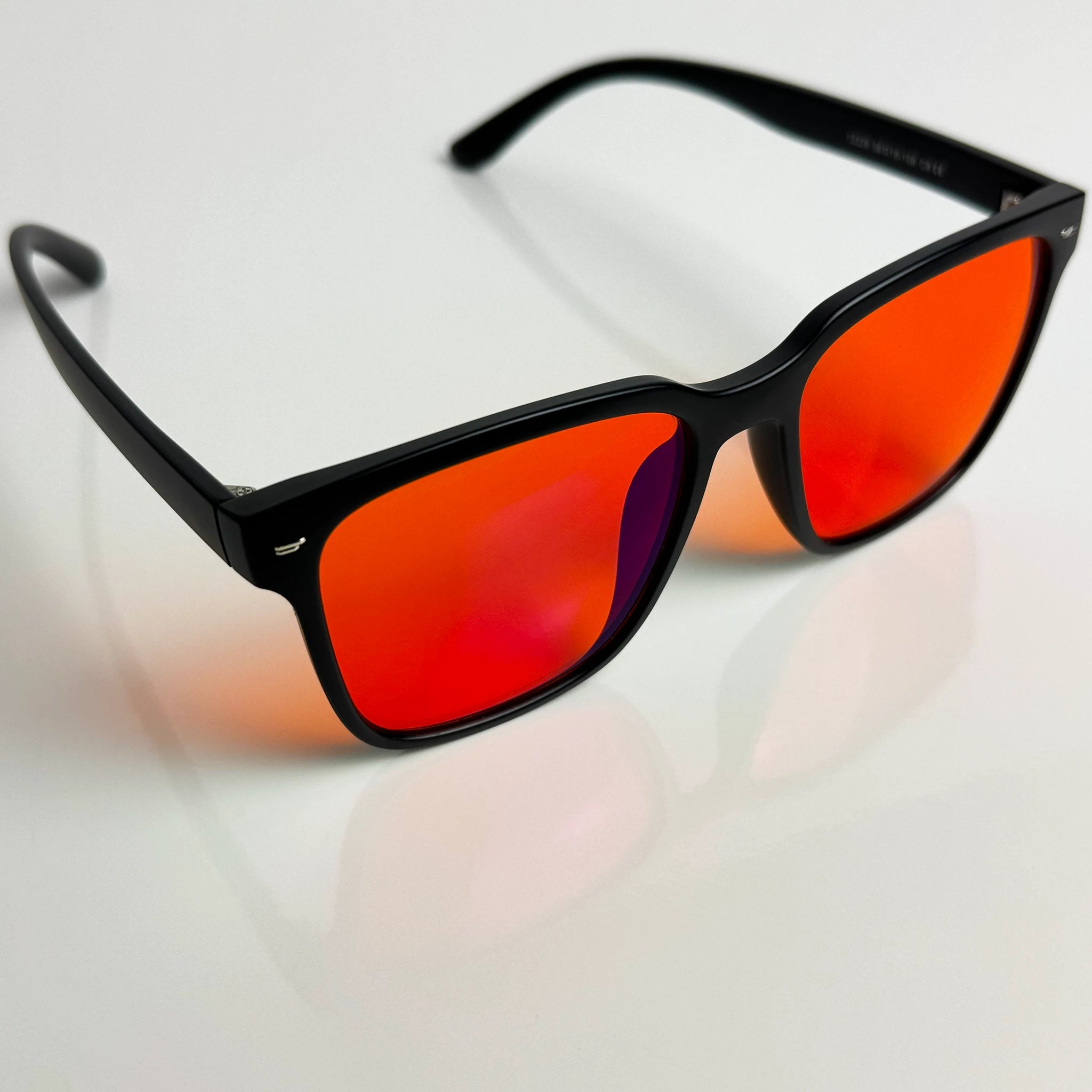 Blaulichtfilterbrille Cerulevo Modell Seruce schwarz mit orangenen Gläsern vorne linker Winkel