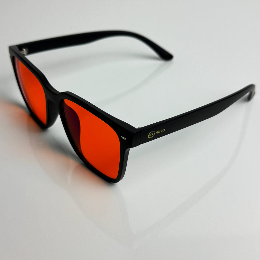 Blaulichtfilterbrille Cerulevo Modell Seruce schwarz mit orangenen Gläsern vorne Winkel