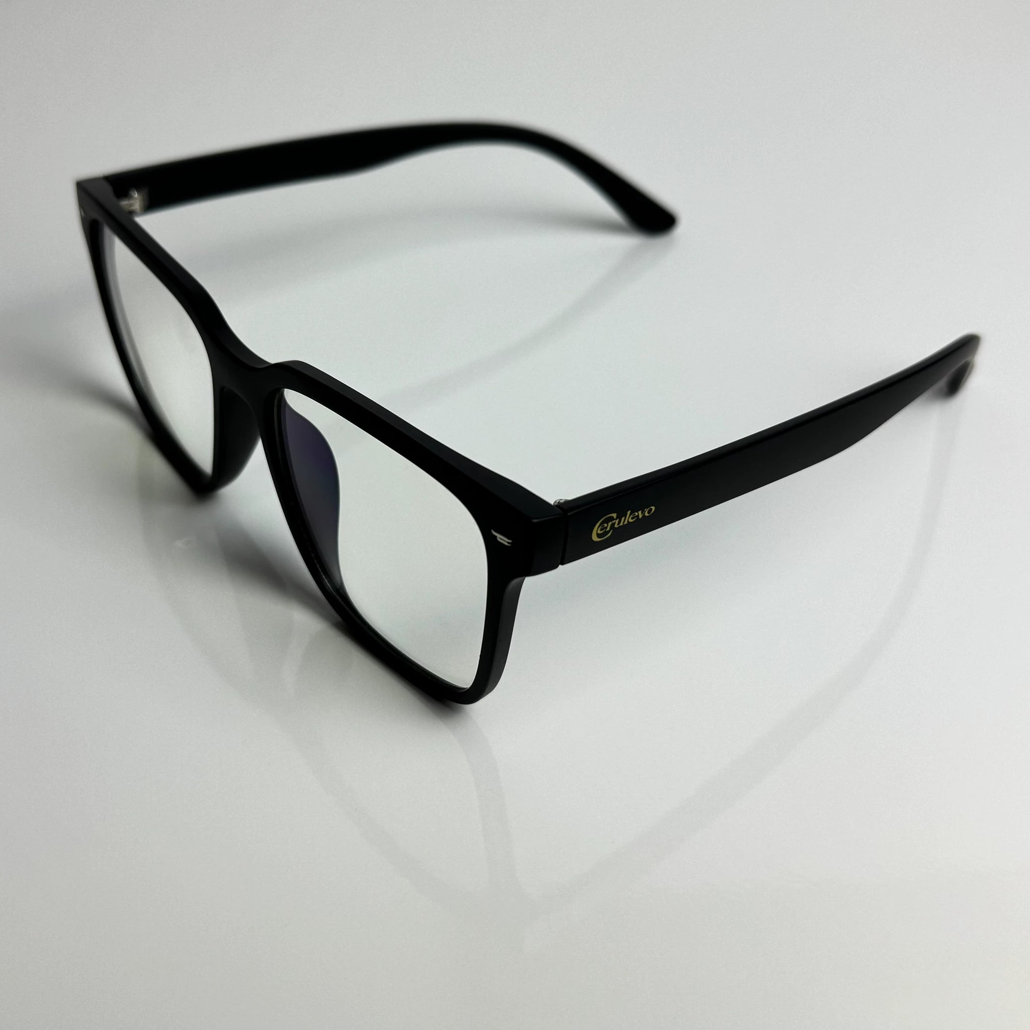 Blaulichtfilterbrille Cerulevo Modell Seruce schwarz mit transparenten Gläsern vorne Winkel