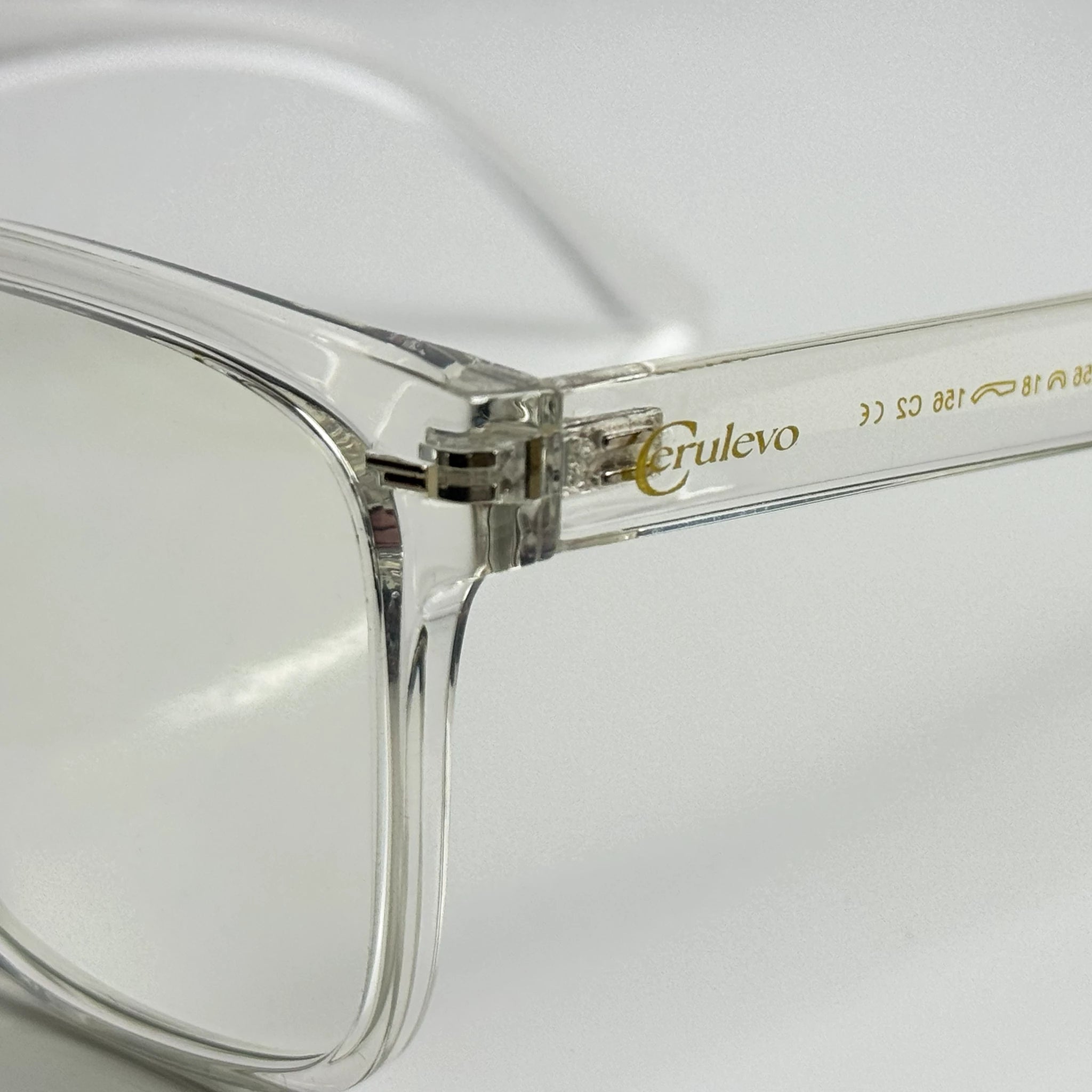 Blaulichtfilterbrille Cerulevo Modell Seruce transparent mit transparenten Gläsern Logo Detail