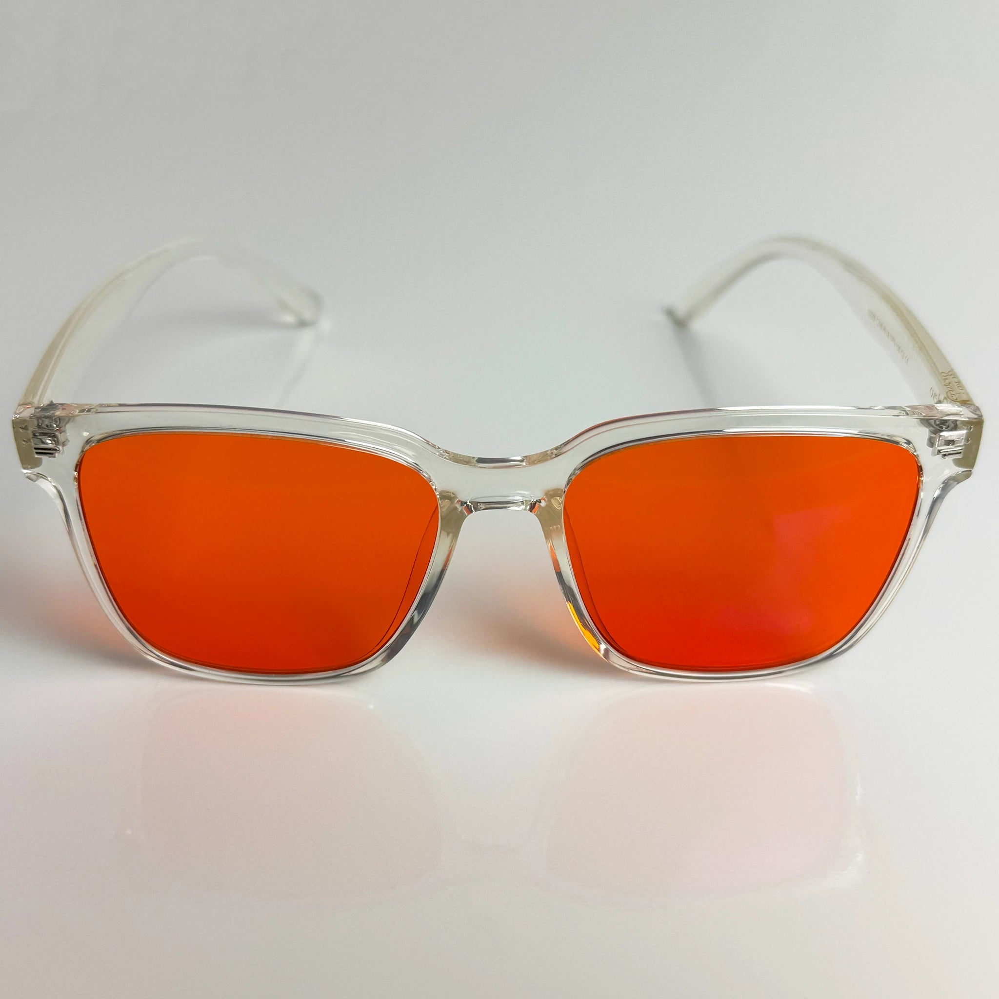 Blaulichtfilterbrille Cerulevo Modell Seruce transparent mit orangenen Gläsern vorne