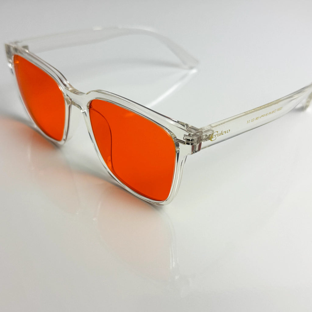 Blaulichtfilterbrille Cerulevo Modell Seruce transparent mit orangenen Gläsern vorne Winkel
